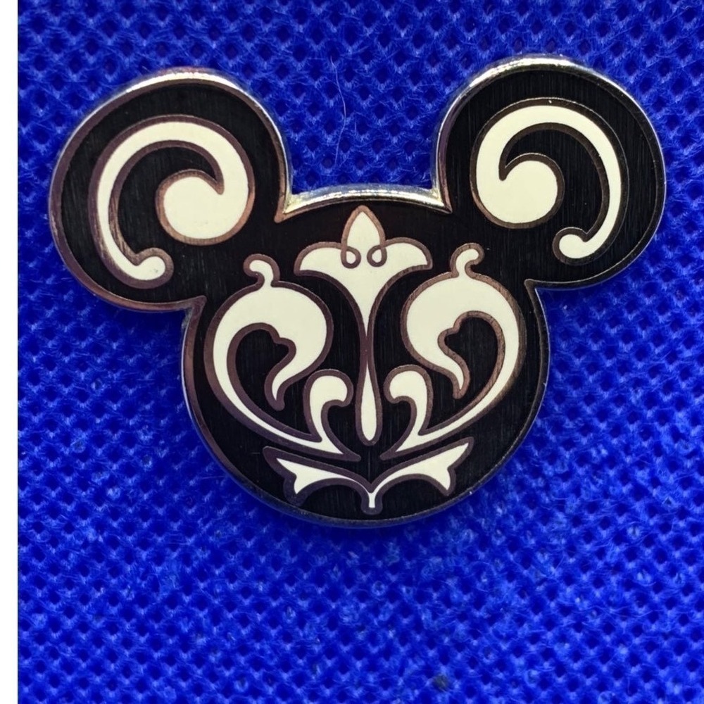 2009 Brocade Mickey Mouse Icon Head Disney trading pin